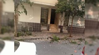 Çatıdan kopan sıva parçalarından son anda kurtuldu