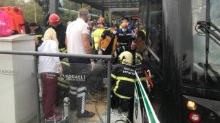 Tramvay ile durak arasında sıkışan kadın kurtarıldı