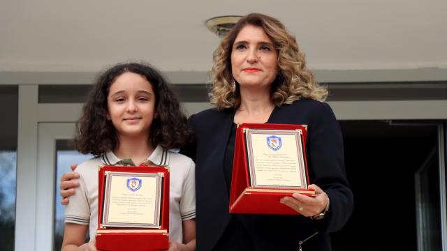 Avokado çekirdeğinden "doğal renk maddesi" üreten öğrenci TÜBİTAK yarışmasında birinci oldu
