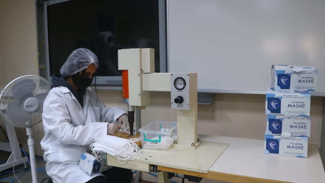 Öğrencilerin hem kendilerini geliştirdiğini hem de öğretmenlerine güzel bir set hazırladıklarını anlatan Kıroğlu, şöyle konuştu: