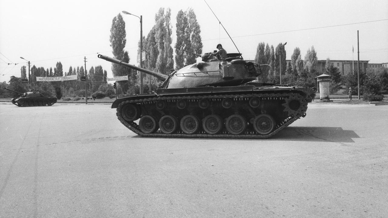 Onlarca gazeteci hakkında binlerce yıla varan hapis cezası istendi.