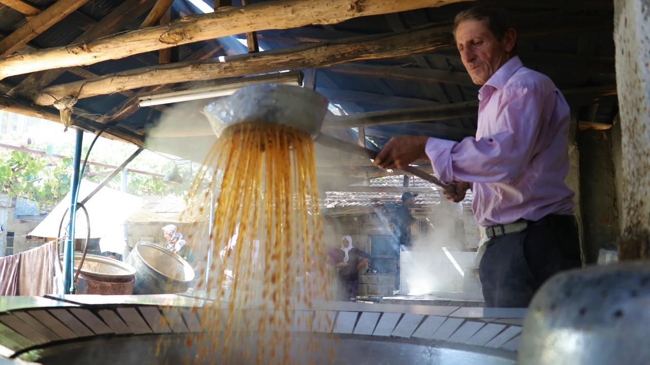 Şırayı köpüğü gidene kadar kaynattıktan sonra soğumaya aldıklarını anlatan Aydın, şunları kaydetti: