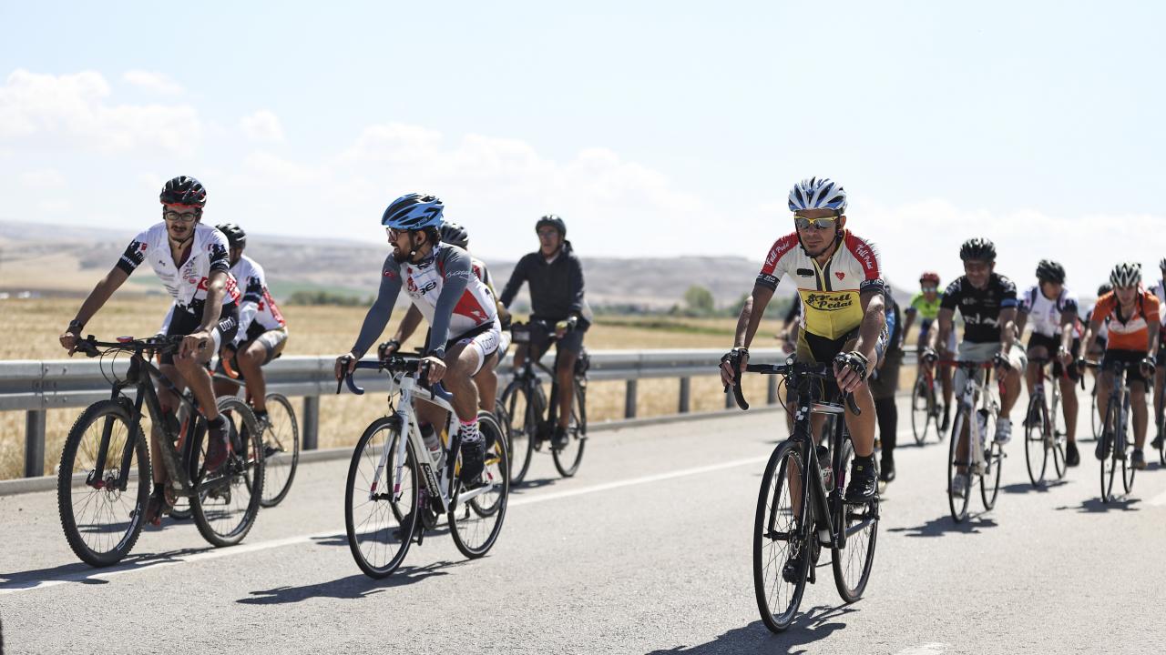Ankara Kent Konseyi`ne bağlı Ankara Bisiklet Meclisinden 300 sporcu, 60 kilometre pedal çevirdi. 
