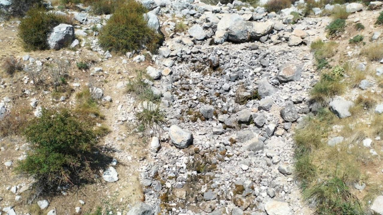 Şelaleden geriye kurumuş yosunlar kaldı