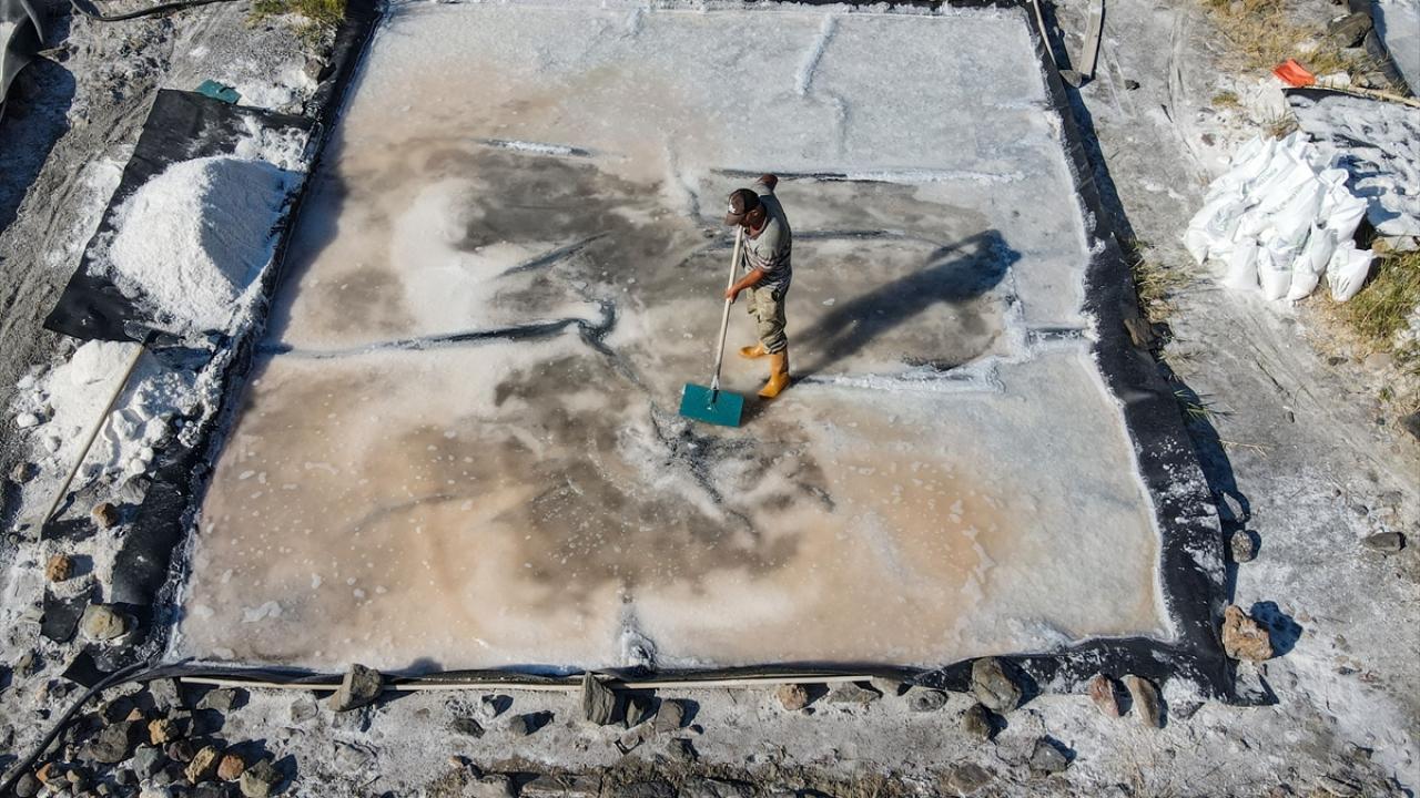 Yeraltından çıkarılan tuzlu su depolarda biriktiriliyor