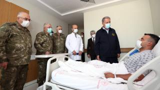 Milli Savunma Bakanı Akar’dan yaralı askerlere ziyaret