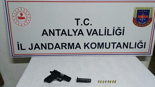 Antalyada trafik kontrolünde tabanca ele geçirildi