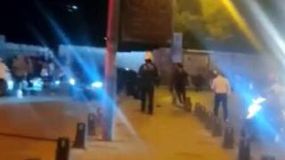 Aracını restoran çalışanlarının üzerine sürdü