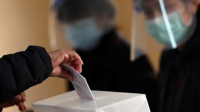 Arjantin halkı parlamento ön seçimleri için sandık başında