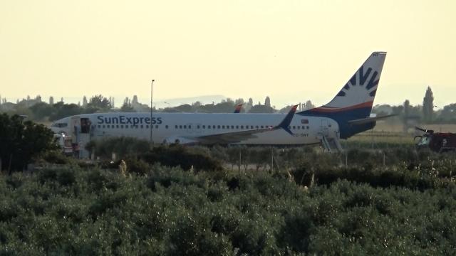 Yolcusu rahatsızlanan uçak Balıkesire zorunlu iniş yaptı