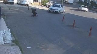 Yürekler ağızlara geldi: Bebek arabası 3 metreden düştü