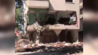 Bina iş makinesinin üstüne düştü