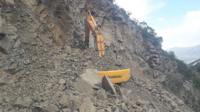 Heyelanda toprak altında kalan iş makinesi operatörü yaşamını yitirdi