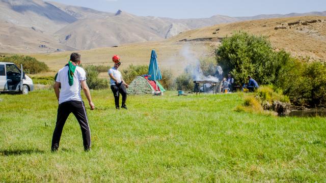 Faraşin Yaylası kavuştuğu huzurla kamp kuran doğaseverleri ağırlıyor