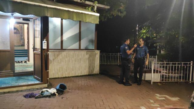 Kadıköyde bir camiyi yakma girişiminde bulunan şüpheli aranıyor