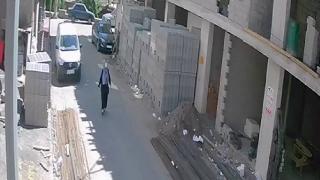 Üzerine demir düşen kadın ölümden döndü