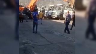 Ortağına kızdı, kamyonları kepçeyle ezdi