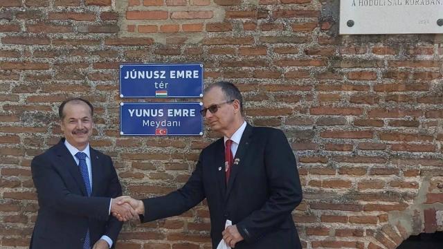 Yunus Emrenin ismi Macaristanda bir meydana verildi