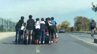 Patenli gençlerin araç arkasında tehlikeli yolculuğu kamerada