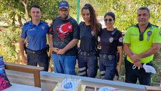Polislerden zihinsel engelli gence doğum günü sürprizi
