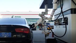 Robotik benzin pompacılar göreve başladı