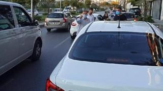 2 yaşındaki çocuğun da bulunduğu otomobile taşlı saldırı