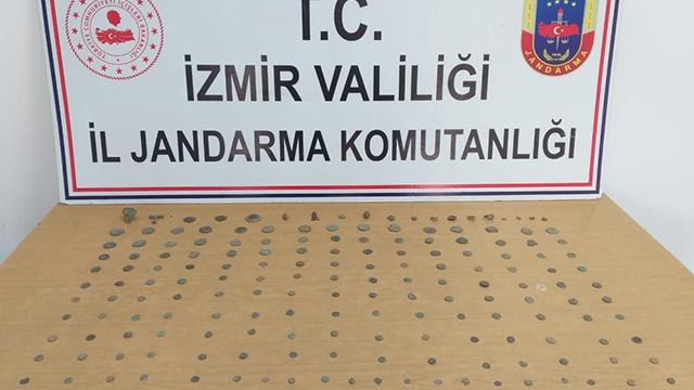 İzmirde bir otomobilden 173 parça tarihi eser çıktı