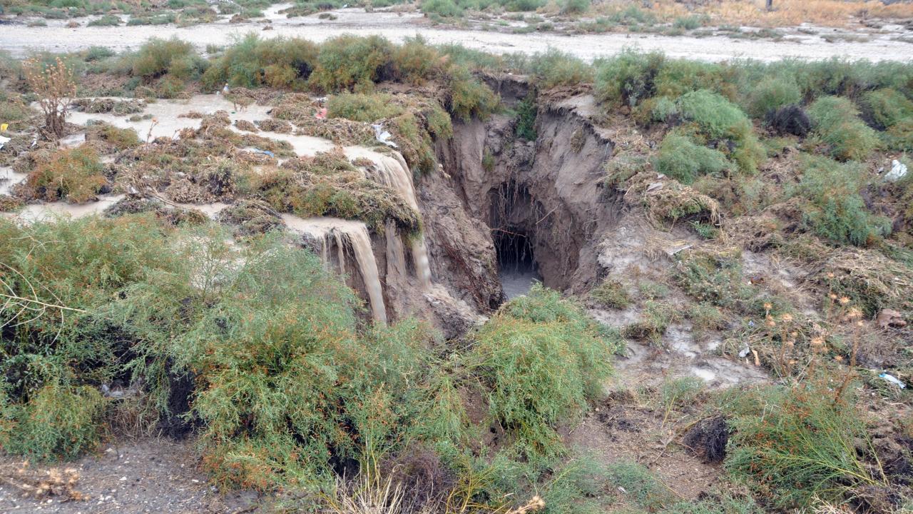 10 metre derinliğinde yarıklar oluştu