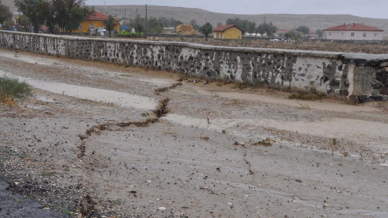 "Bu yarıklar zaman içerisinde açılmaya devam edecek"