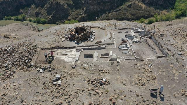 Ani Ören Yerindeki kazılarda kümbet ve mezarlara ait kalıntılara rastlandı