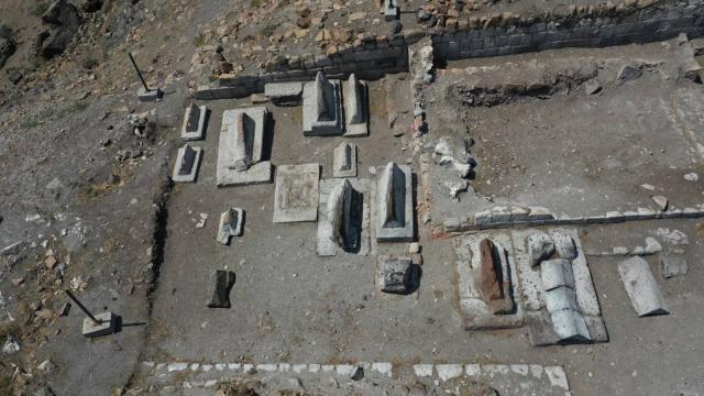 Ani Örenyerinde yeni kazılar: Selçuklu kümbeti ve mezarlığı bulundu
