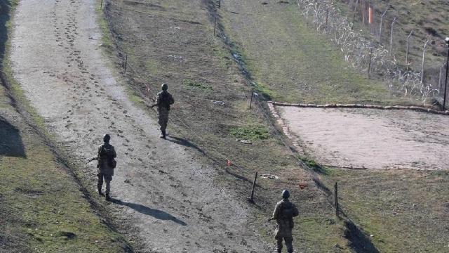 Sınırı geçmeye çalışan 13 kişi yakalandı