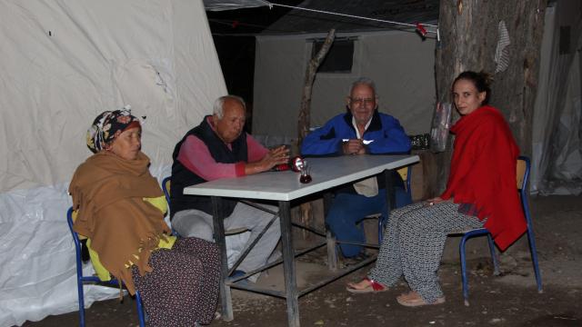 Deprem sonrası ağır hasarlı tespit edilen evdeki 10 kişi çadıra yerleştirildi