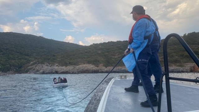 Yunanistanın ölüme terk ettiği 19 sığınmacı kurtarıldı