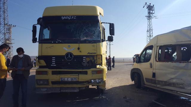 Tır ile işçi servisi çarpıştı: 15 yaralı