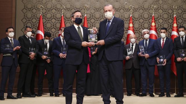 İletişim Başkanı Altundan Yılın İletişim Ödülü paylaşımı