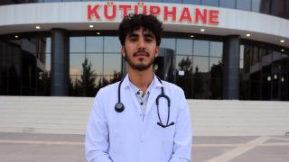 İnşaatında çalıştığı kütüphaneye yıllar sonra doktor adayı olarak geliyor