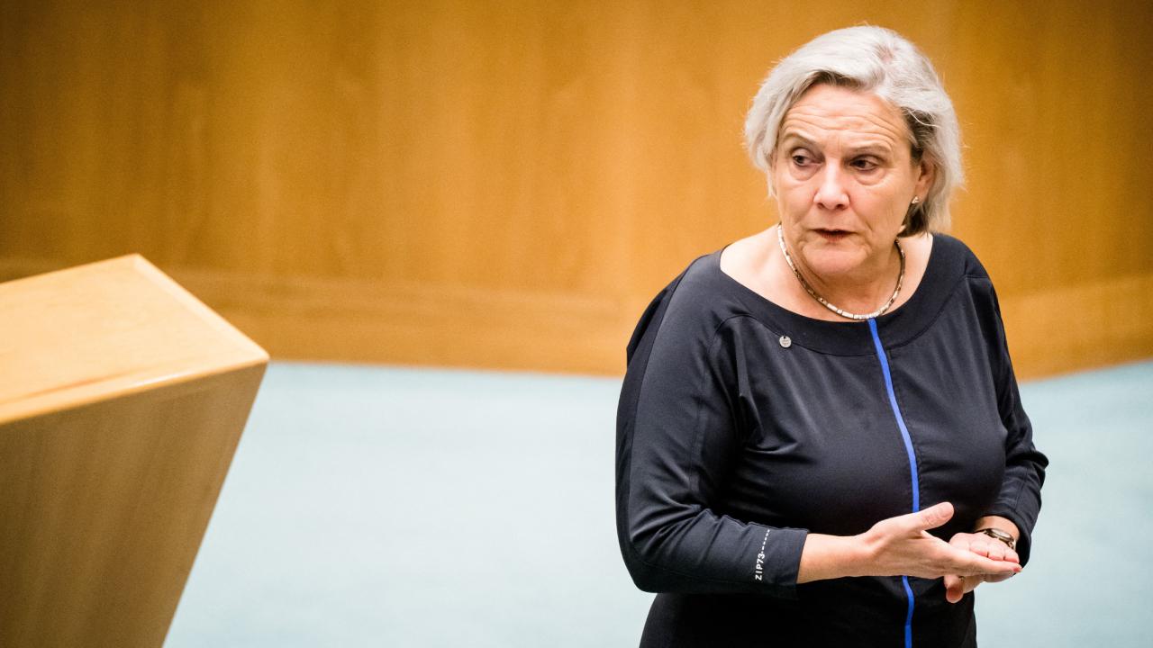 Hollanda'da istifalar art arda geldi: Savunma Bakanı da istifa etti