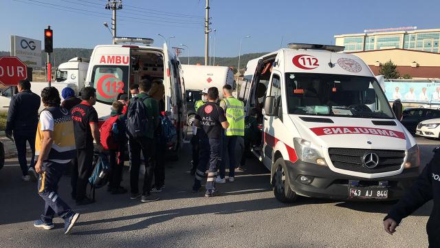 Kütahyada öğrenci servisi ile tır çarpıştı: 4 yaralı