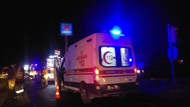 Tır ve belediye otobüsü çarpıştı: 10 yaralı