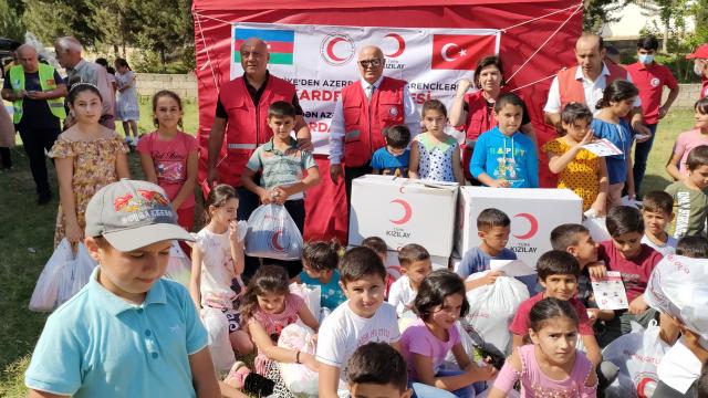 Türk Kızılaydan Karabağdaki çocuklara kırtasiye ve giysi yardımı