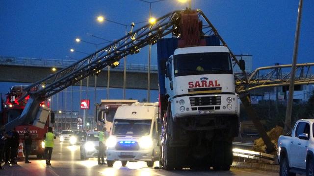 Konteyner taşıyan vinç, plaka tanıma sistemine çarptı