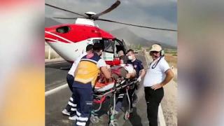 112 helikopteri yaralıyı almak için karayoluna indi