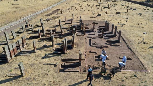 Ahlat Selçuklu Meydan Mezarlığında çocuk mezarları tespit edildi