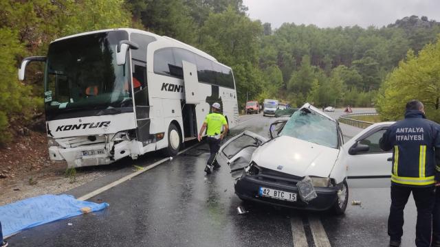 Antalyada otobüs ile otomobil çarpıştı: 2 ölü