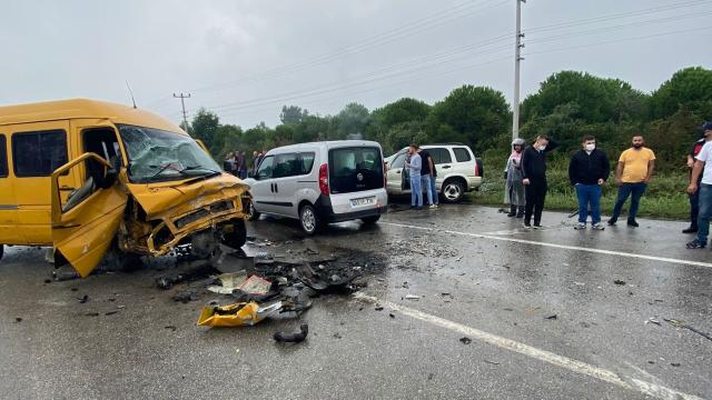 Samsunda 3 aracın karıştığı trafik kazasında 4 kişi yaralandı
