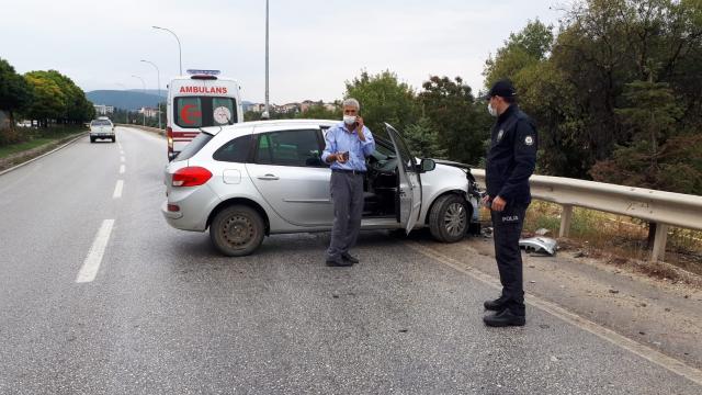 Bilecikte kontrolden çıkan otomobil bariyerlere çarptı, 1 kişi yaralandı