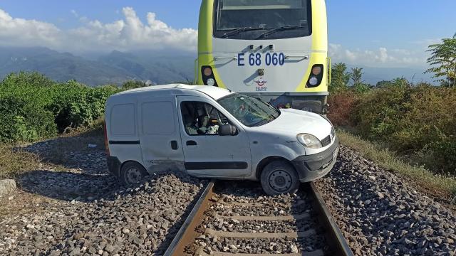 Hatayda yük treni hafif ticari araca çarptı: 2 yaralı