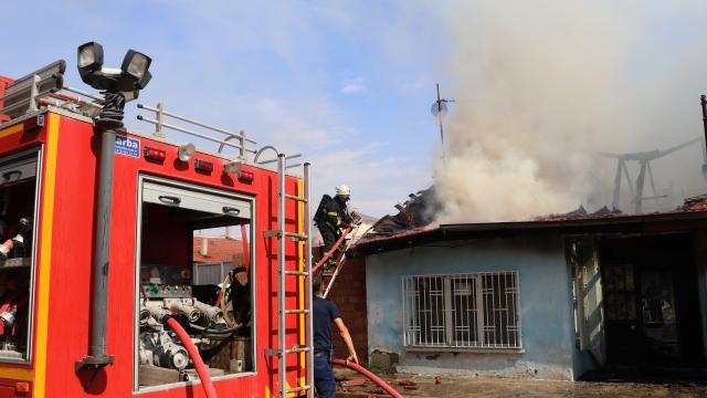 Bursada metruk binada çıkan yangın söndürüldü