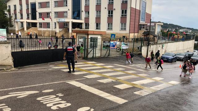Kocaelide jandarma, okul çevresinde ve öğrenci servislerinde denetim yaptı